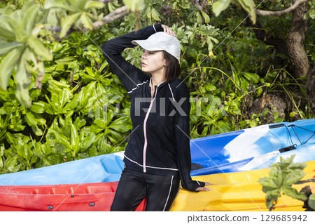 享受皮划艇的可愛女人 129685942