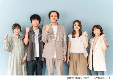呼叫中心、客戶中心工作人員使用對講機、男女工作人員戴上耳機 129686001