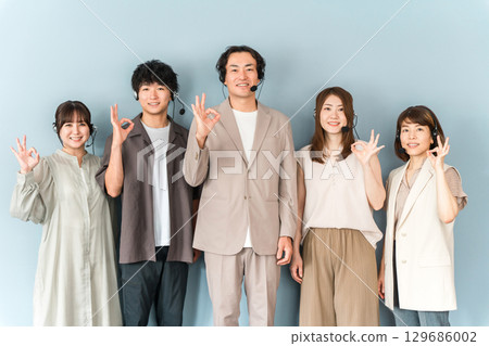 呼叫中心、客戶中心工作人員使用對講機、男女工作人員戴上耳機 129686002