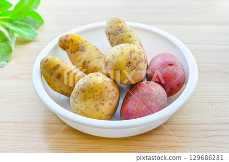 Three types of potatoes 129686281