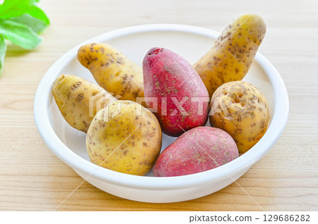 Three types of potatoes 129686282