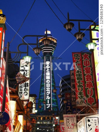 從市中心望去的通天閣 從市中心望去的通天閣 129686340