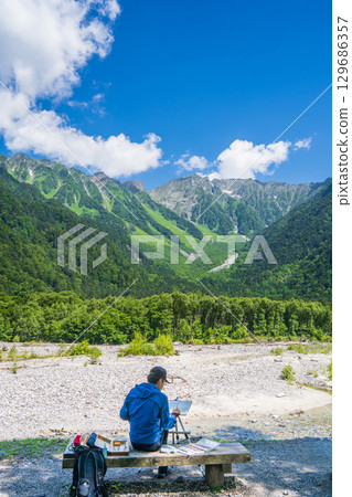 "Nagano Prefecture" A painter in Kamikochi in summer 129686357