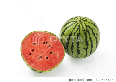白色背景中完整切開的小西瓜 129686582