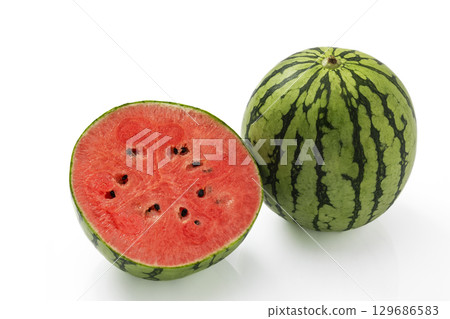 白色背景中完整切開的小西瓜 129686583