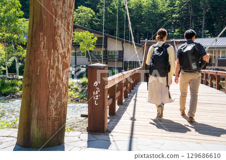 『長野縣』上高地和河童橋的夏季風景 129686610
