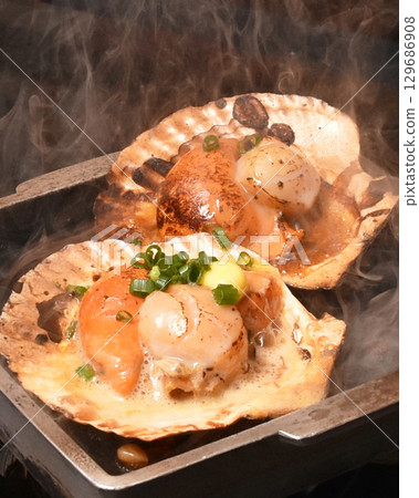 Grilled scallops with butter 129686908