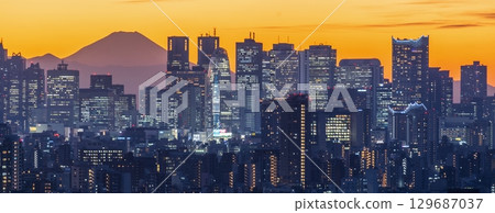 黃昏時分的「東京」新宿摩天大樓和富士山 129687037
