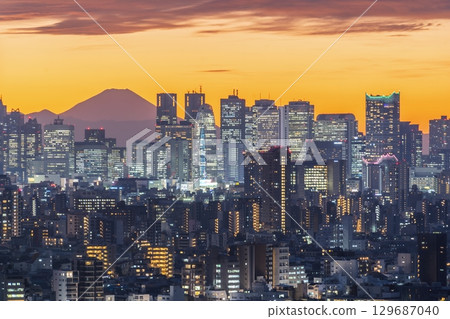 黃昏時分的「東京」新宿摩天大樓和富士山 129687040