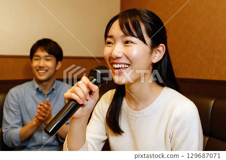 一對夫婦享受卡拉OK 129687071