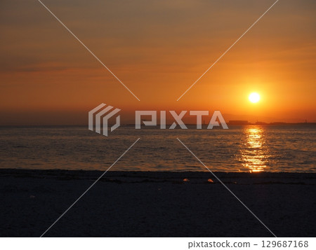 Evening landscape of the sea 129687168