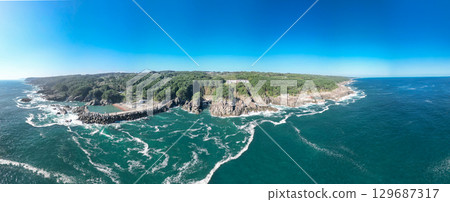 岩手縣武士濱海灘的鳥瞰圖，其巨大的岩石和海岸線 129687317