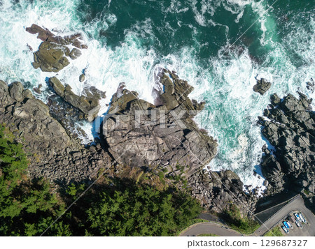 岩手縣武士濱海灘的鳥瞰圖,其巨大的岩石和海岸線 岩手縣武士濱海灘的鳥瞰圖,其巨大的岩石和海岸線 129687327