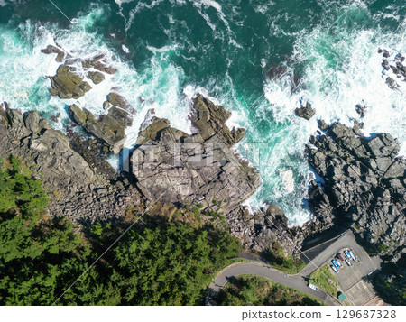 岩手縣武士濱海灘的鳥瞰圖,其巨大的岩石和海岸線 岩手縣武士濱海灘的鳥瞰圖,其巨大的岩石和海岸線 129687328