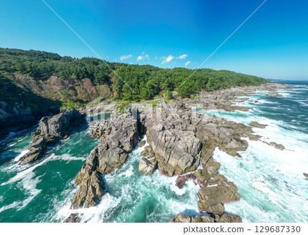 岩手縣武士濱海灘的鳥瞰圖,其巨大的岩石和海岸線 岩手縣武士濱海灘的鳥瞰圖,其巨大的岩石和海岸線 129687330