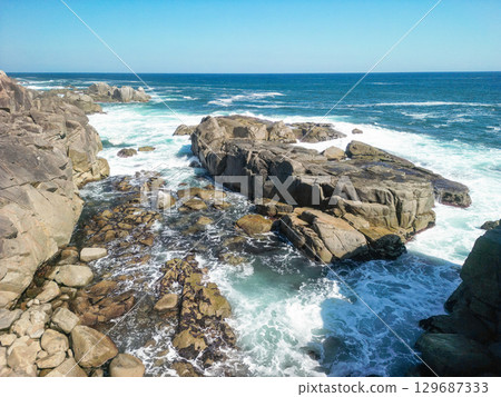 岩手縣武士濱海灘的鳥瞰圖，其巨大的岩石和海岸線 129687333