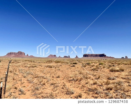 [Arizona] Monument Valley and the vast red earth 129687438