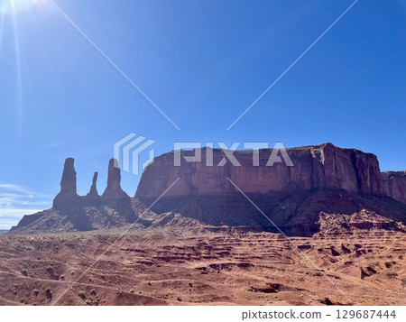 [Arizona] The impressive scenery of the Three Sisters and giant rock cliffs 129687444
