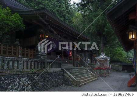 A rainy morning at Naraijuku, celebrating the annual festival of Chinjinja Shrine 129687469