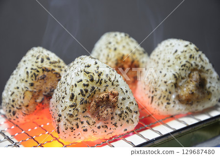 在炭火上烤飯糰，煙霧繚繞 129687480