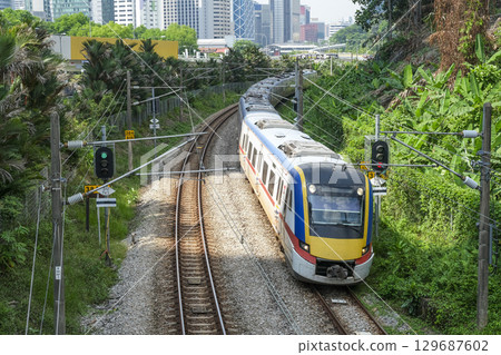 穿過吉隆坡市中心的通勤列車 129687602