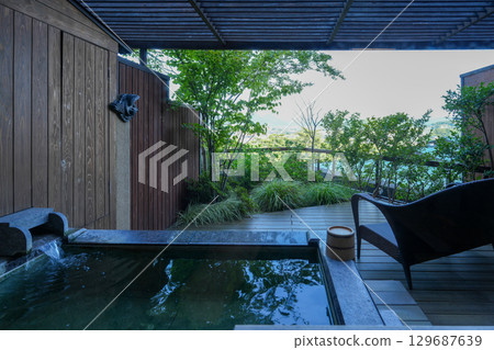 The open-air bath and view from the guest rooms at Kotohira Kadan, a long-established inn in Kotohira (Kagawa Prefecture) 129687639
