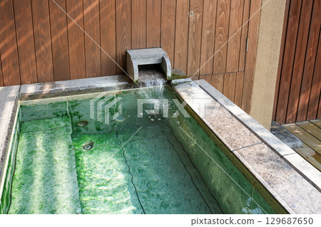The open-air bath and view from the guest rooms at Kotohira Kadan, a long-established inn in Kotohira (Kagawa Prefecture) 129687650
