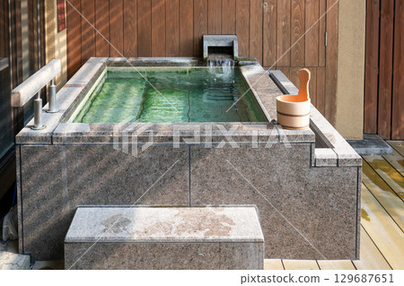 The open-air bath and view from the guest rooms at Kotohira Kadan, a long-established inn in Kotohira (Kagawa Prefecture) 129687651