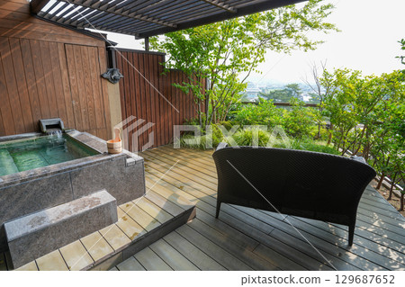 The open-air bath and view from the guest rooms at Kotohira Kadan, a long-established inn in Kotohira (Kagawa Prefecture) 129687652