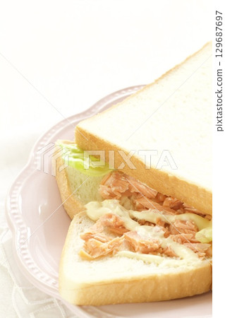碎鮭魚三明治 碎鮭魚三明治 129687697