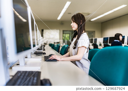 在電腦教室工作的大學生 129687924