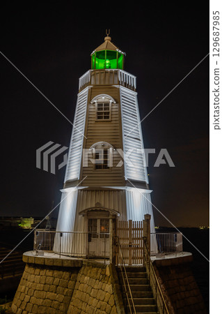 夜間照明的燈塔 夜間照明的燈塔 129687985