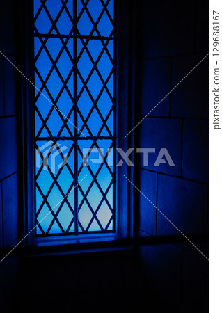 夜晚從窗戶看到的景色 夜晚從窗戶看到的景色 129688167