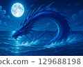 一隻藍色的巨獸在月光下的海中游動 129688198