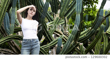 站在仙人掌前的美麗的女人 129688302