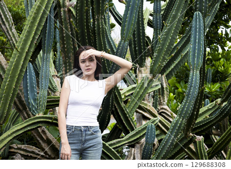 站在仙人掌前的美麗的女人 129688308