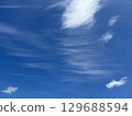 Blue sky and flowing streaky clouds 129688594
