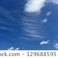 Blue sky and flowing streaky clouds 129688595