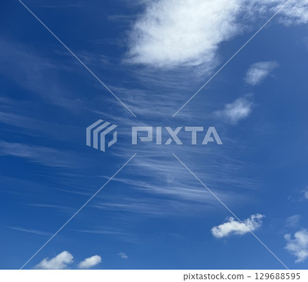 Blue sky and flowing streaky clouds 129688595
