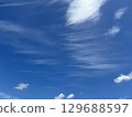 Blue sky and flowing streaky clouds 129688597
