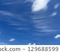 Blue sky and flowing streaky clouds 129688599