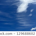 Blue sky and flowing streaky clouds 129688602