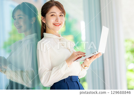 筆記本電腦業務的女人 129688846