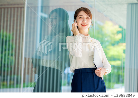 business woman talking on smartphone 129688849