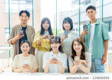 年輕大學生智慧型手機 129688856