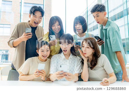 年輕大學生智慧型手機 129688860