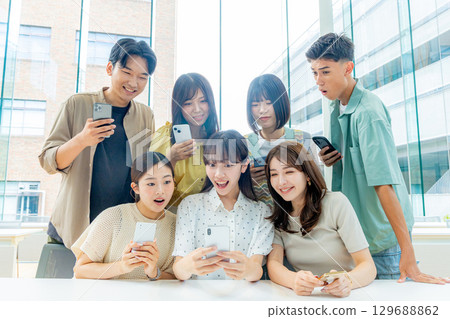 年輕大學生智慧型手機 129688862