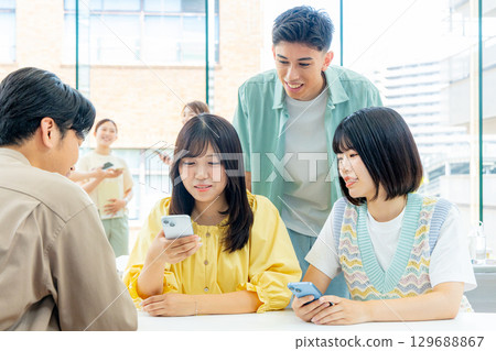 年輕大學生智慧型手機 129688867