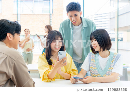 年輕大學生智慧型手機 129688868