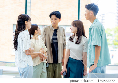 年輕大學生智慧型手機 129688872